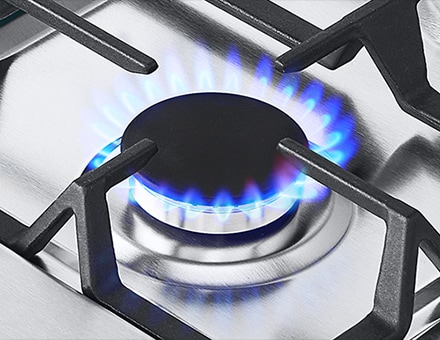 Immagine che mostra il fornello con la fiamma accesa.